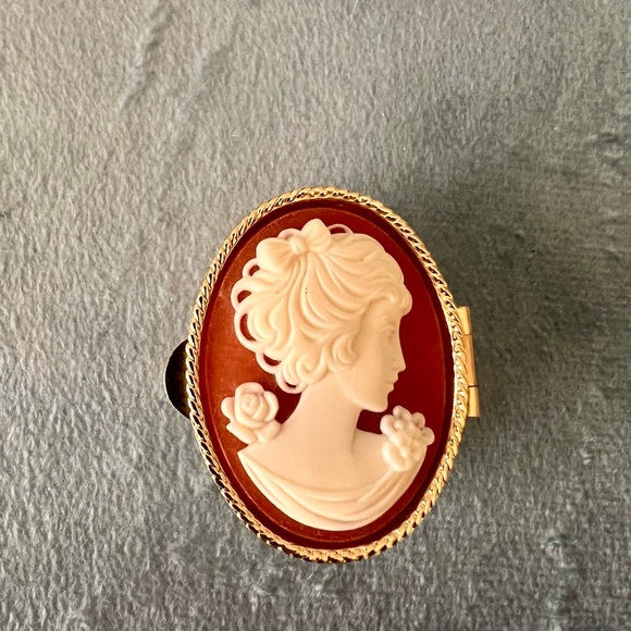 Vintage Cameo pill box - Picture 1 of 6